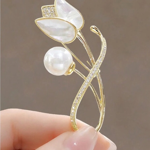 NEW Beautiful Pearl and Crystal Tulip Brooch - Picture 2 of 2